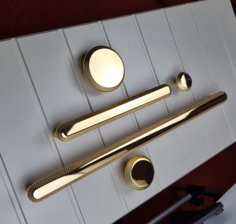 Przejdź do produktu Uchwyt meblowy złoty chrom CEBI 1102.320.MP11