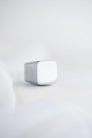 Przejdź do produktu Gałka meblowa srebrny połysk, chrom. 2x2cm. CEBI 4105.001.MP02