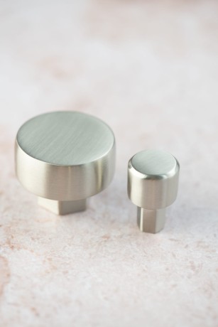 Przejdź do produktu Gałka meblowa nikiel szczotkowany, srebrny. Średnica 2cm. CEBI 4126.001.MP08