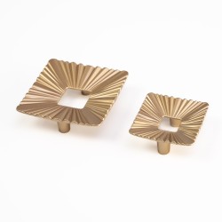 złote kwadraty uchwyt meblowy WMN 793.032.00R4 złoty mat